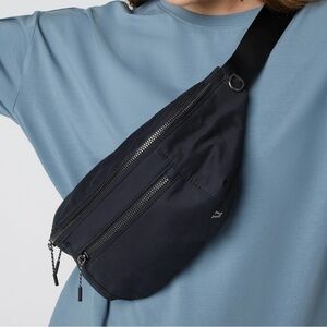 Vouri black sling bag